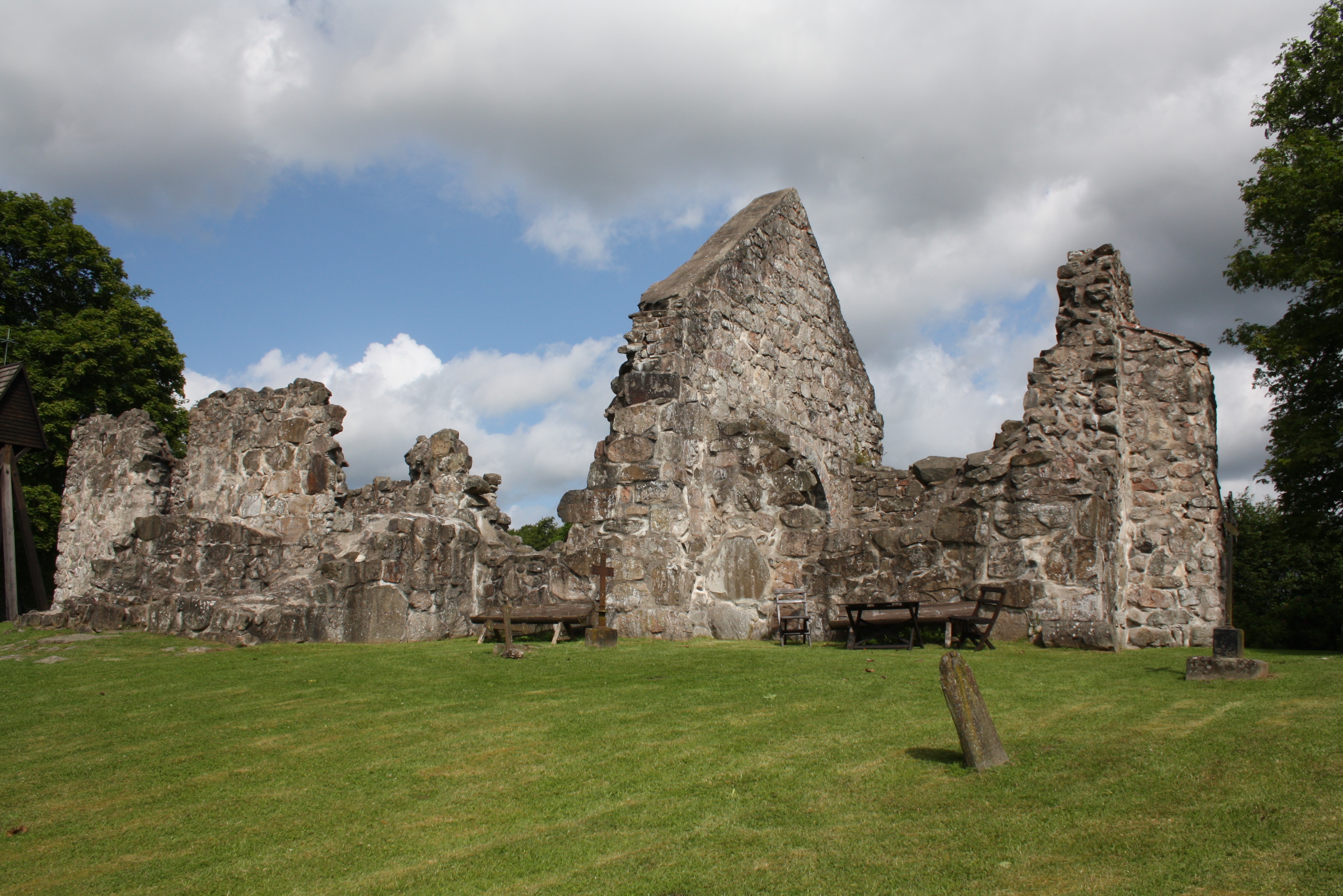 Rya kyrkoruin — medieval Romanesque church ruin, Örkelljunga